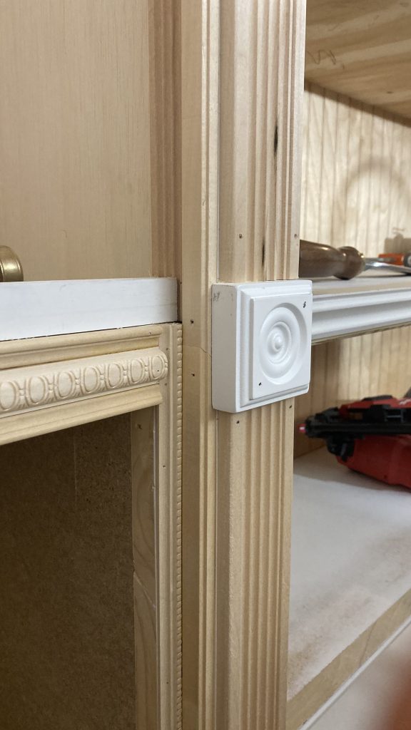 Combined moulding profiles creating layered detail on the built-in